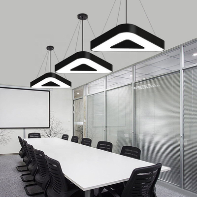 Luces lineares galvanizadas negras del LED, OEM de iluminación pendiente linear industrial del triángulo