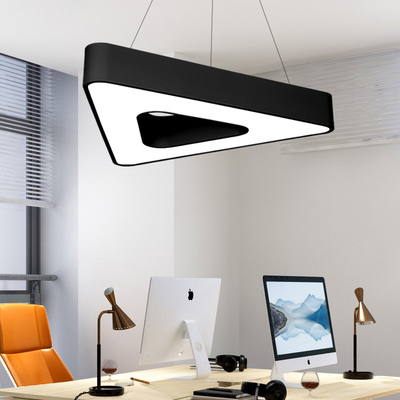 Luces lineares galvanizadas negras del LED, OEM de iluminación pendiente linear industrial del triángulo